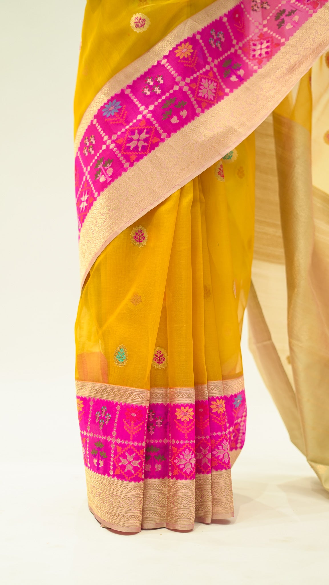Golden Bloom Contrast Kora Silk Saree
